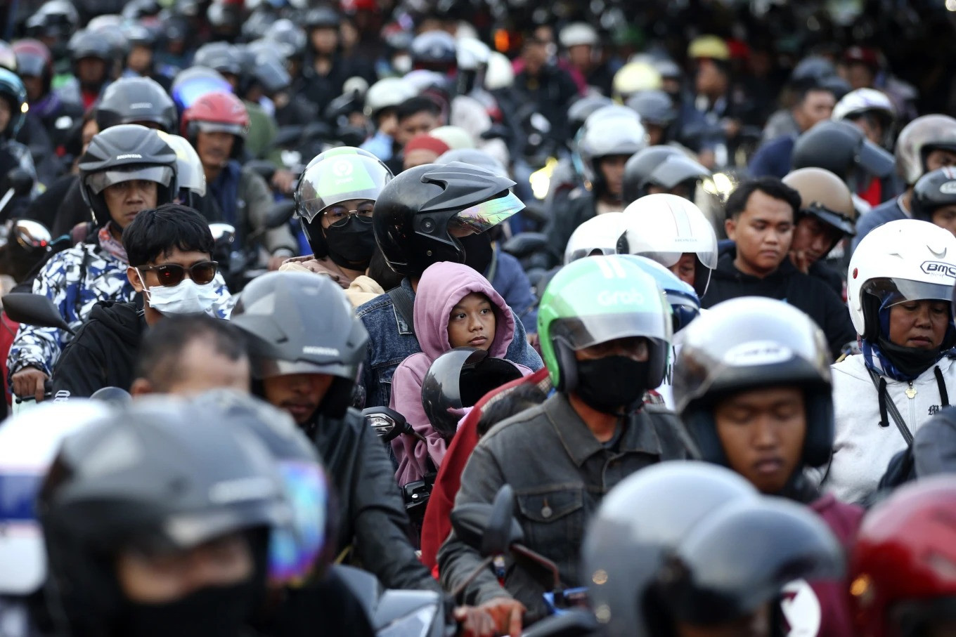 Những người lái xe xếp hàng lên phà để về quê tại Cảng Gilimanuk trên đảo Bali, Indonesia. (Ảnh: AP/Firdia Lisnawati). Những người lái xe xếp hàng lên phà để về quê tại Cảng Gilimanuk trên đảo Bali, Indonesia. (Ảnh: AP/Firdia Lisnawati).