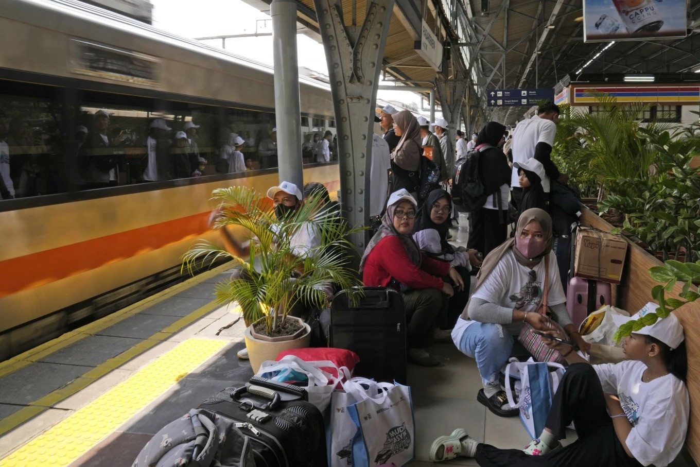 Mọi người chờ chuyến tàu về quê tại Ga xe lửa Senen ở Jakarta, Indonesia. (Ảnh AP/Dita Alangkara). Mọi người chờ chuyến tàu về quê tại Ga xe lửa Senen ở Jakarta, Indonesia. (Ảnh AP/Dita Alangkara).