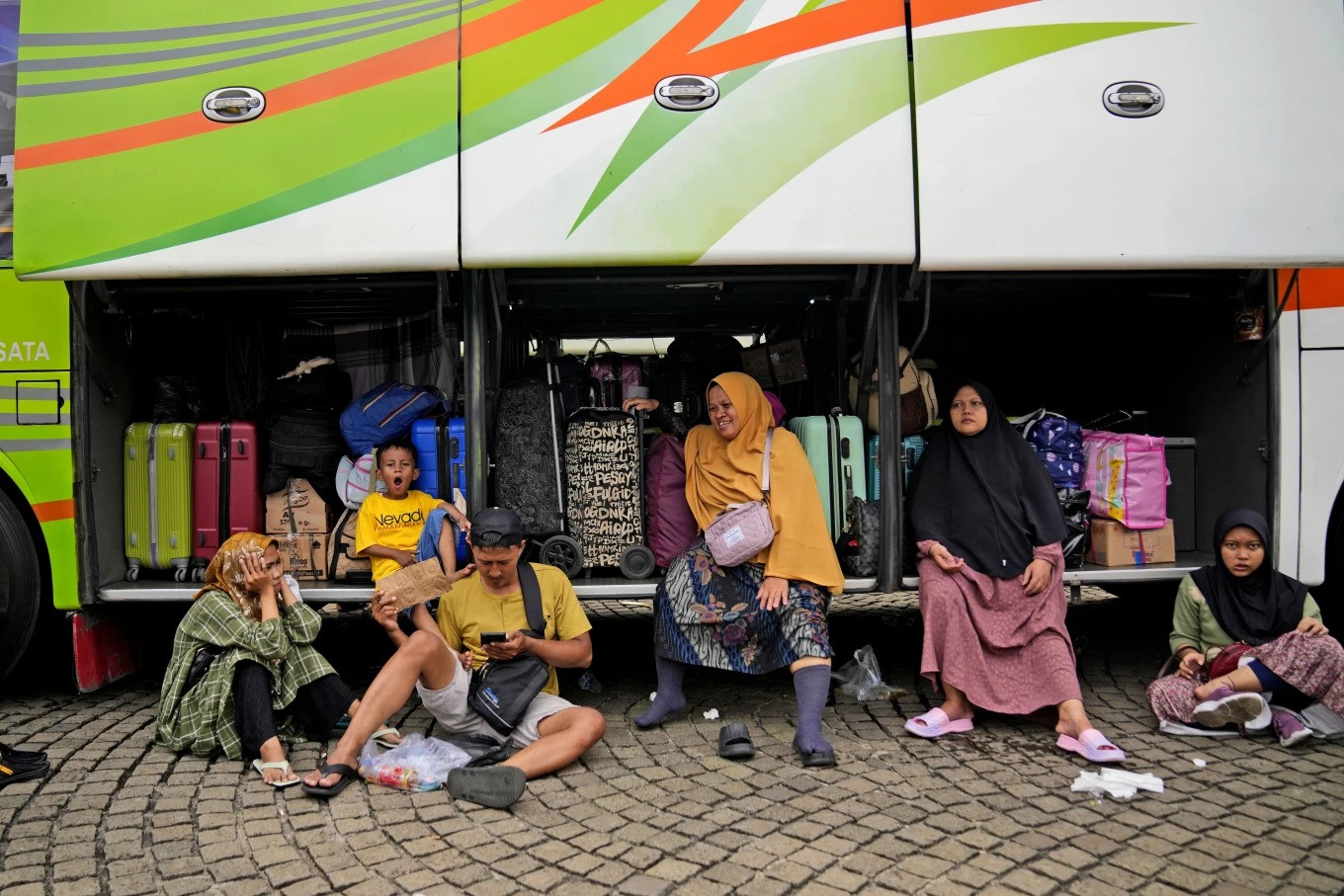 Mọi người chờ xe buýt khởi hành đến Trung Java trong chuyến về nhà miễn phí do Cảnh sát Quốc gia Indonesia tổ chức trước kỳ nghỉ lễ Eid al-Fitr ở Jakarta, Indonesia. (Ảnh: AP/Dita Alangkara). Mọi người chờ xe buýt khởi hành đến Trung Java trong chuyến về nhà miễn phí do Cảnh sát Quốc gia Indonesia tổ chức trước kỳ nghỉ lễ Eid al-Fitr ở Jakarta, Indonesia. (Ảnh: AP/Dita Alangkara).