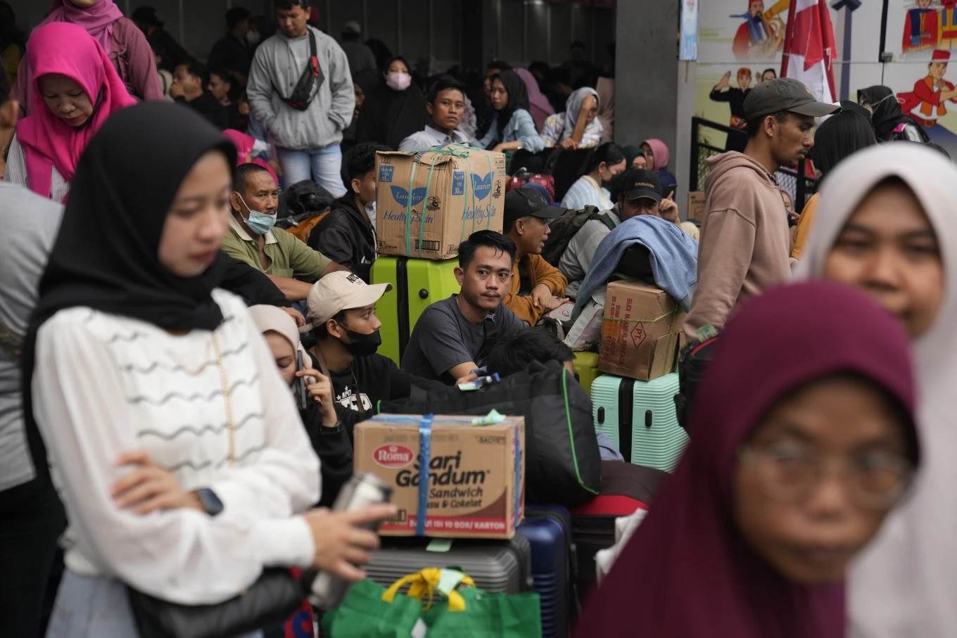 Mọi người chờ xe tại bến xe buýt Kalideres ở Jakarta, Indonesia, Thứ Bảy, ngày 6 tháng 4 năm 2024. (Ảnh: AP/Dita Alangkara). Mọi người chờ xe tại bến xe buýt Kalideres ở Jakarta, Indonesia, Thứ Bảy, ngày 6 tháng 4 năm 2024. (Ảnh: AP/Dita Alangkara).