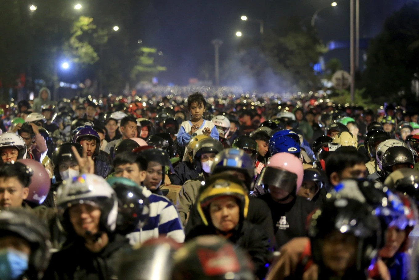 Những người lái xe mô tô xếp hàng lên phà để qua Đảo Sumatra tại Cảng Ciwandan ở Cilegon, Indonesia. (Ảnh: AP/Dziki Oktomauliyadi). Những người lái xe mô tô xếp hàng lên phà để qua Đảo Sumatra tại Cảng Ciwandan ở Cilegon, Indonesia. (Ảnh: AP/Dziki Oktomauliyadi).