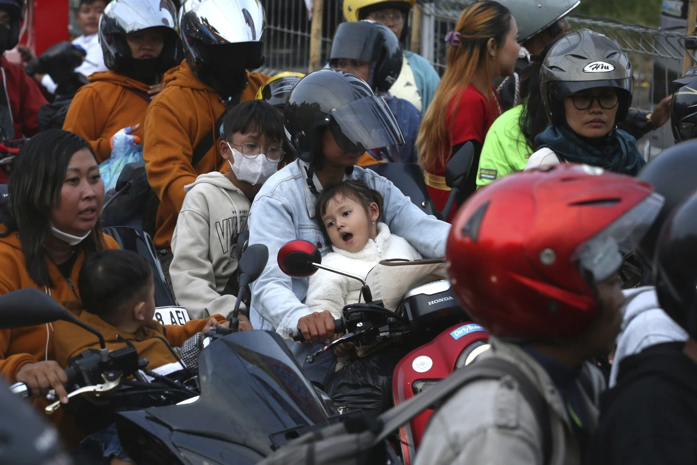 Những người lái xe xếp hàng lên phà về quê tại Cảng Gilimanuk trên đảo Bali, Indonesia. (Ảnh: AP/Firdia Lisnawati). Những người lái xe xếp hàng lên phà về quê tại Cảng Gilimanuk trên đảo Bali, Indonesia. (Ảnh: AP/Firdia Lisnawati).