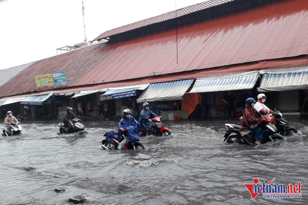 Khu vực qua chợ Thủ Đức thường xuyên ngập do mưa. Khu vực qua chợ Thủ Đức thường xuyên ngập do mưa.