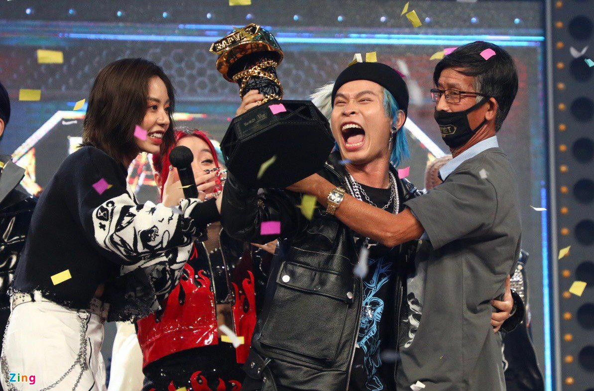 Mẹ Seachains đã qua đời từ năm 2019. Cha anh đi từ Cần Thơ lên TP.HCM để cổ vũ cho con trai trong đêm chung kết. Ảnh: Quỳnh Danh.