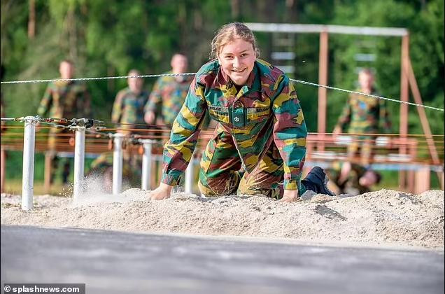 Công chúa đang nối gót cha của cô, Quốc vương Philippe, người đã theo học tại học viện từ năm 1978 đến năm 1981.