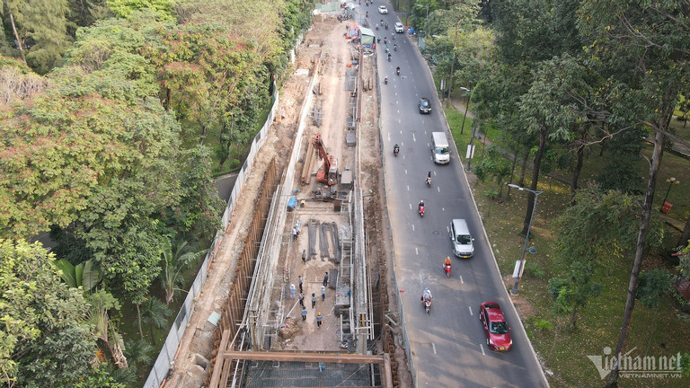Tại cửa ngõ sân bay Tân Sơn Nhất, gói thầu thi công hầm chui dự án đường nối Trần Quốc Hoàn- Cộng Hòa hơn 4.800 tỷ đồng cũng rào chắn.