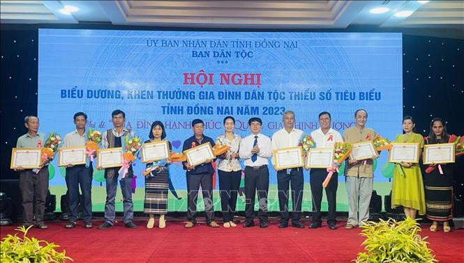 50 gia đình dân tộc thiểu số tiêu biểu được tuyên dương. 50 gia đình dân tộc thiểu số tiêu biểu được tuyên dương.