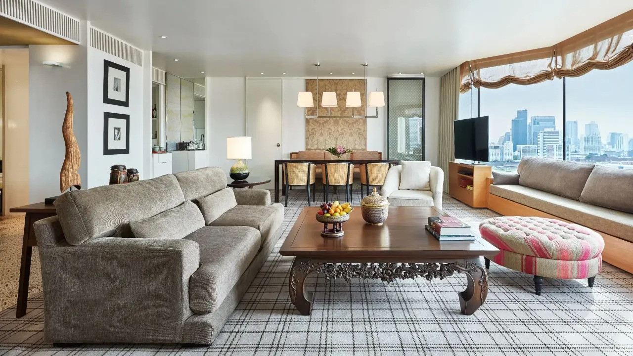 Khách lưu trú trong các suite hoặc phòng club của khách sạn sẽ được tận hưởng sự thoải mái cùng vô số quyền lợi bao gồm bữa sáng và cocktail buổi tối hằng ngày được phục vụ tại Grand Club Lounge. Khách lưu trú trong các suite hoặc phòng club của khách sạn sẽ được tận hưởng sự thoải mái cùng vô số quyền lợi bao gồm bữa sáng và cocktail buổi tối hằng ngày được phục vụ tại Grand Club Lounge.