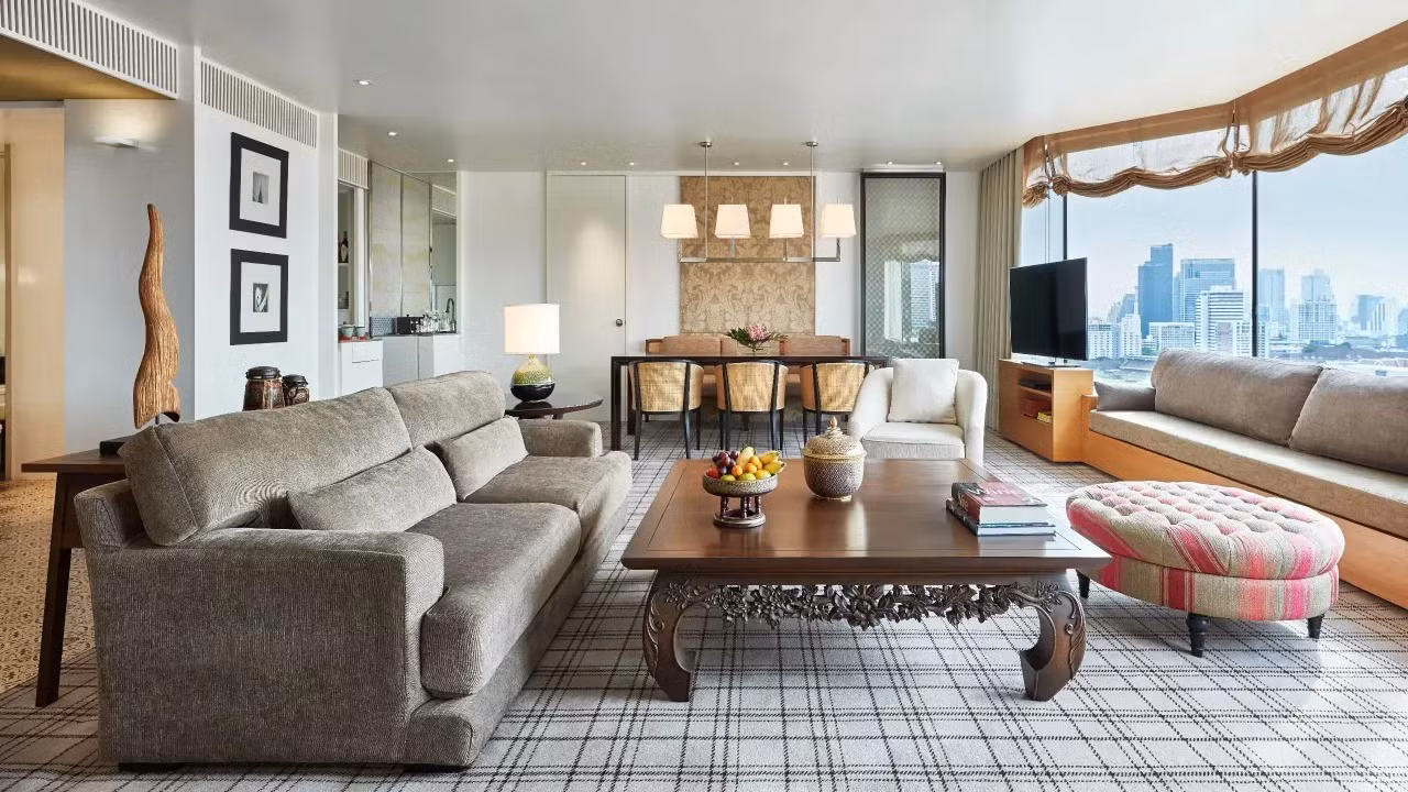 Khách lưu trú trong các suite hoặc phòng club của khách sạn sẽ được tận hưởng sự thoải mái cùng vô số quyền lợi bao gồm bữa sáng và cocktail buổi tối hằng ngày được phục vụ tại Grand Club Lounge. Khách lưu trú trong các suite hoặc phòng club của khách sạn sẽ được tận hưởng sự thoải mái cùng vô số quyền lợi bao gồm bữa sáng và cocktail buổi tối hằng ngày được phục vụ tại Grand Club Lounge.