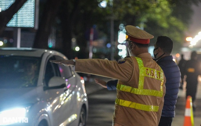 Thiếu tá Nguyễn Văn Khương, Tổ trưởng tổ công tác Y14/141 cho biết, trong quá trình làm nhiệm vụ có một số trường hợp vi phạm nồng độ cồn đã gọi điện "cầu cứu", xin trợ giúp khiến cho tổ công tác mất rất nhiều thời gian, có nhiều trường hợp phải mất 2 - 3 tiếng để xử lý. Thiếu tá Khương khẳng định, các trường hợp vi phạm nồng độ cồn đều bị xử lý nghiêm. Thiếu tá Nguyễn Văn Khương, Tổ trưởng tổ công tác Y14/141 cho biết, trong quá trình làm nhiệm vụ có một số trường hợp vi phạm nồng độ cồn đã gọi điện "cầu cứu", xin trợ giúp khiến cho tổ công tác mất rất nhiều thời gian, có nhiều trường hợp phải mất 2 - 3 tiếng để xử lý. Thiếu tá Khương khẳng định, các trường hợp vi phạm nồng độ cồn đều bị xử lý nghiêm.