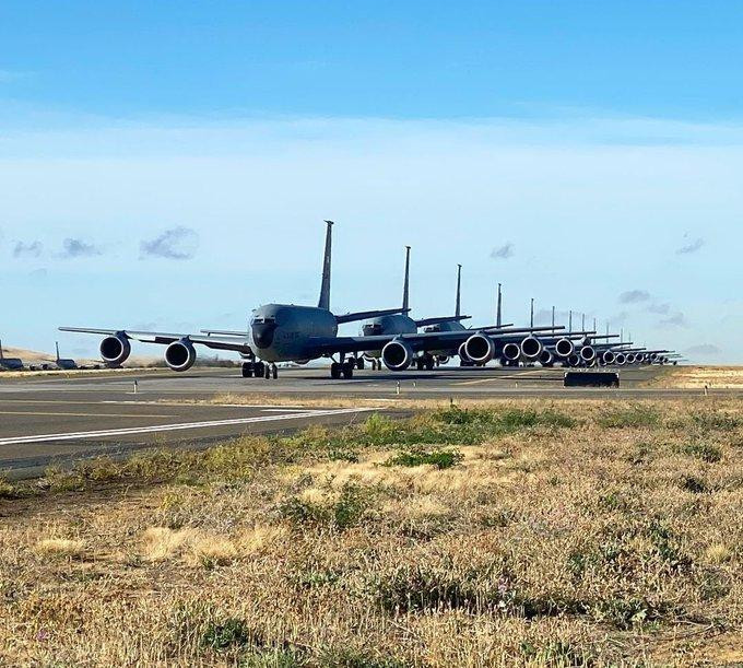 20 máy bay xếp hàng dài tại căn cứ Fairchild trước giờ cất cánh. 20 máy bay xếp hàng dài tại căn cứ Fairchild trước giờ cất cánh.