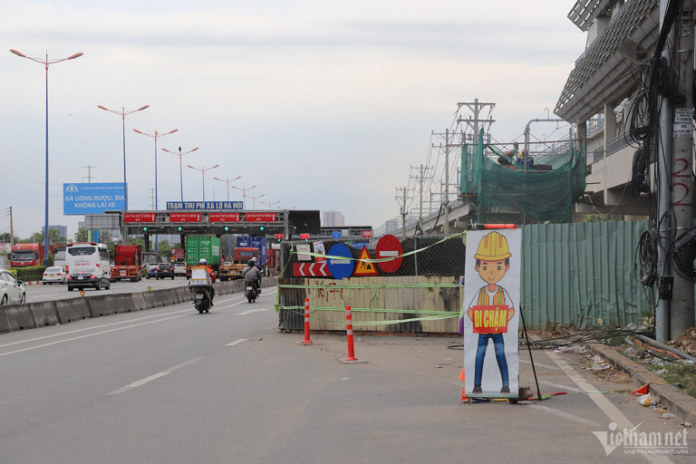 Đường Võ Nguyên Giáp, đoạn gần trạm thu phí Xa lộ Hà Nội, một lô cốt thuộc gói thầu xây dựng cầu bộ hành thuộc dự án metro Bến Thành- Suối Tiên cũng chiếm dụng phân nửa làn đường hỗn hợp theo hướng đi trung tâm TP.HCM.