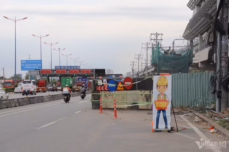 Đường Võ Nguyên Giáp, đoạn gần trạm thu phí Xa lộ Hà Nội, một lô cốt thuộc gói thầu xây dựng cầu bộ hành thuộc dự án metro Bến Thành- Suối Tiên cũng chiếm dụng phân nửa làn đường hỗn hợp theo hướng đi trung tâm TP.HCM.