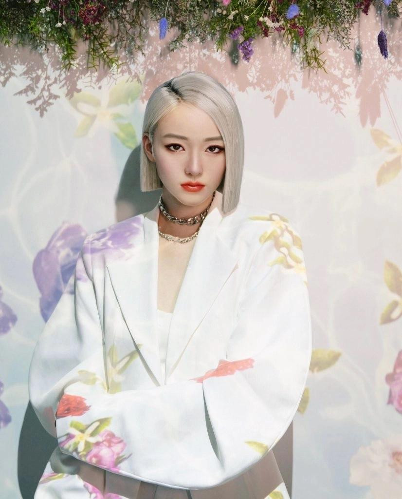 Đây không phải lần đầu tiên một thần tượng ảo được ra mắt tại Trung Quốc. Trước đó, một số nhân vật khác như Lạc Thiên Y, Ling, Amy... cũng từng nhận được sự chú ý nhưng không quá đặc biệt