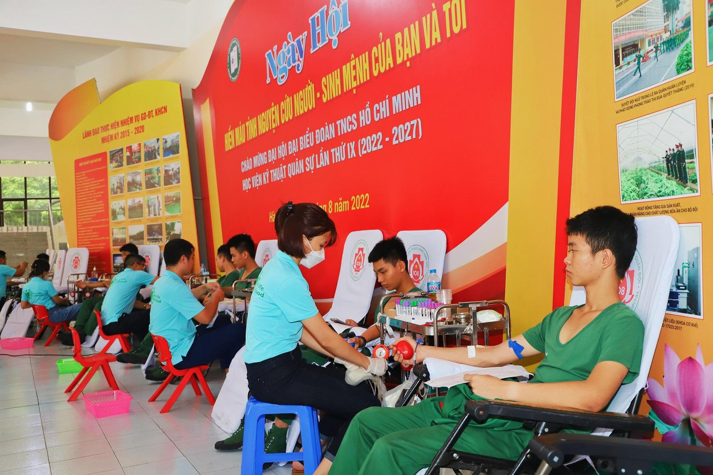 Hơn 800 cán bộ, đoàn viên thanh niên Học viện Kỹ thuật Quân sự đã đăng ký tham gia ngày hội hiến máu tình nguyện, ngày 14/8 Hơn 800 cán bộ, đoàn viên thanh niên Học viện Kỹ thuật Quân sự đã đăng ký tham gia ngày hội hiến máu tình nguyện, ngày 14/8