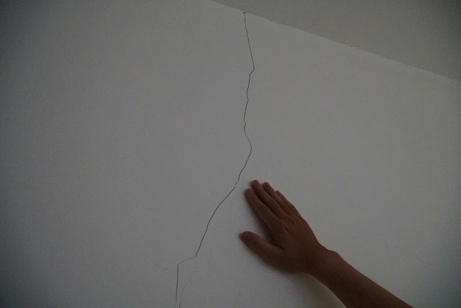 Nhiều vết nứt xuất hiện trên tường trong nhà cư dân chung cư Diamond Riverside (quận 8) Nhiều vết nứt xuất hiện trên tường trong nhà cư dân chung cư Diamond Riverside (quận 8)