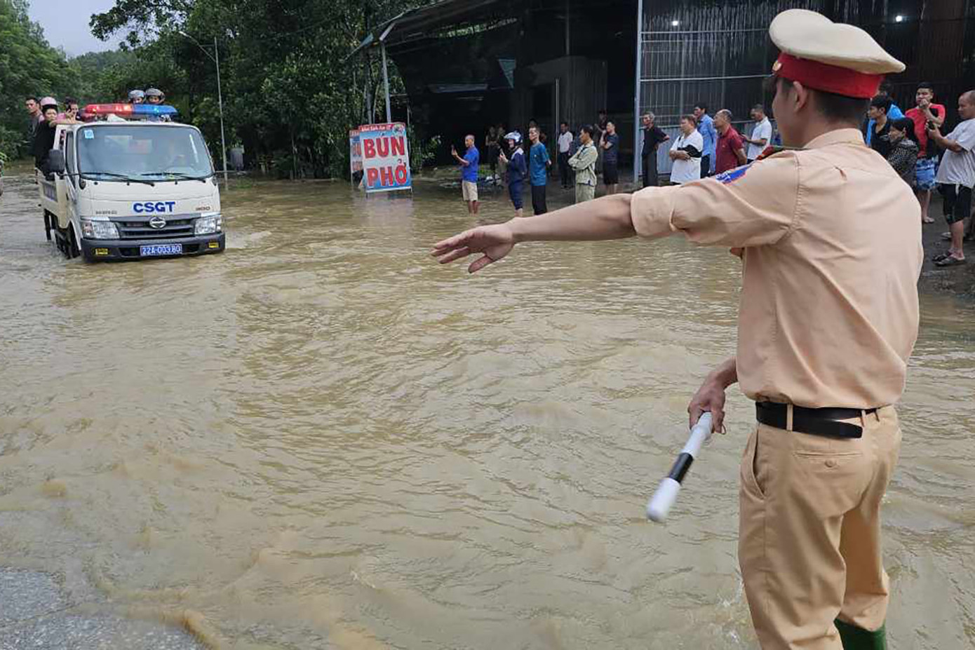 Quốc lộ 2 đoạn qua huyện Hàm Yên có đoạn ngập sâu gần 1m. Ảnh: CACC Quốc lộ 2 đoạn qua huyện Hàm Yên có đoạn ngập sâu gần 1m. Ảnh: CACC
