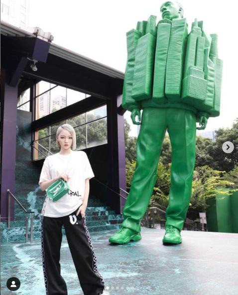 Chỉ sau hơn một tháng ra mắt, Ayayi đã liên tiếp nhận được lời mời tham gia các sự kiện thương mại, hợp đồng quảng cáo, tạo nên hiện tượng &quot;thần tượng ảo&quot; mới.