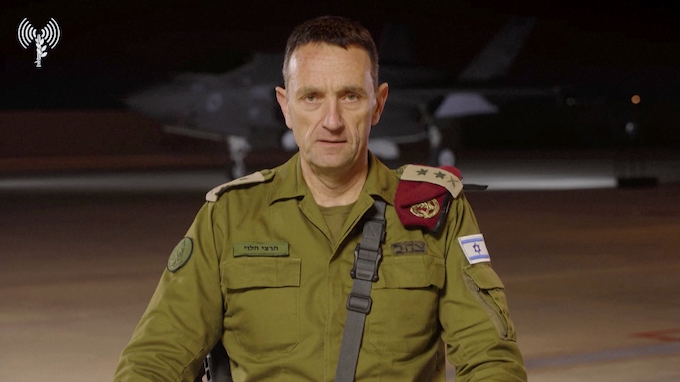Tổng Tham mưu trưởng Lực lượng Phòng vệ Israel (IDF), Trung tướng Herzi Halevi phát biểu tại căn cứ không quân Nevatim ở miền Nam Israel hôm 15/4/2024. Ảnh cắt từ clip của IDF/Reuters Tổng Tham mưu trưởng Lực lượng Phòng vệ Israel (IDF), Trung tướng Herzi Halevi phát biểu tại căn cứ không quân Nevatim ở miền Nam Israel hôm 15/4/2024. Ảnh cắt từ clip của IDF/Reuters