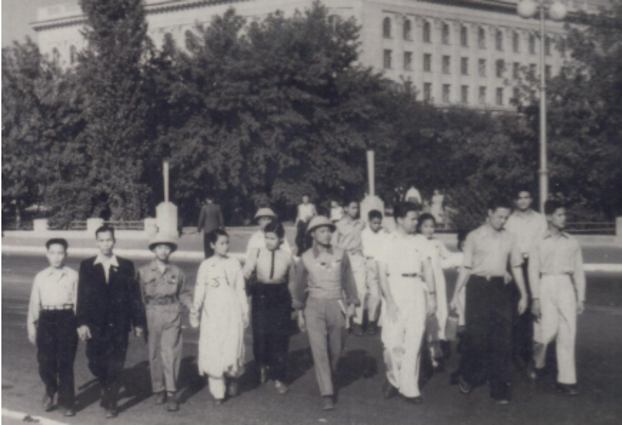 Đoàn đại biểu Việt Nam đang đi ra sân vận động tại Festival Bucarest, Rumania, 1953. Đoàn đại biểu Việt Nam đang đi ra sân vận động tại Festival Bucarest, Rumania, 1953.