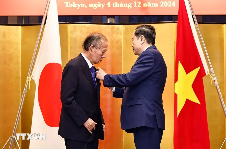 Chủ tịch Quốc hội Trần Thanh Mẫn trao Huân chương Lao động hạng Ba của Chủ tịch nước tặng Chủ tịch Liên minh Nghị sỹ hữu nghị Nhật-Việt Nikai Toshihiro. (Ảnh: Doãn Tấn/TTXVN)