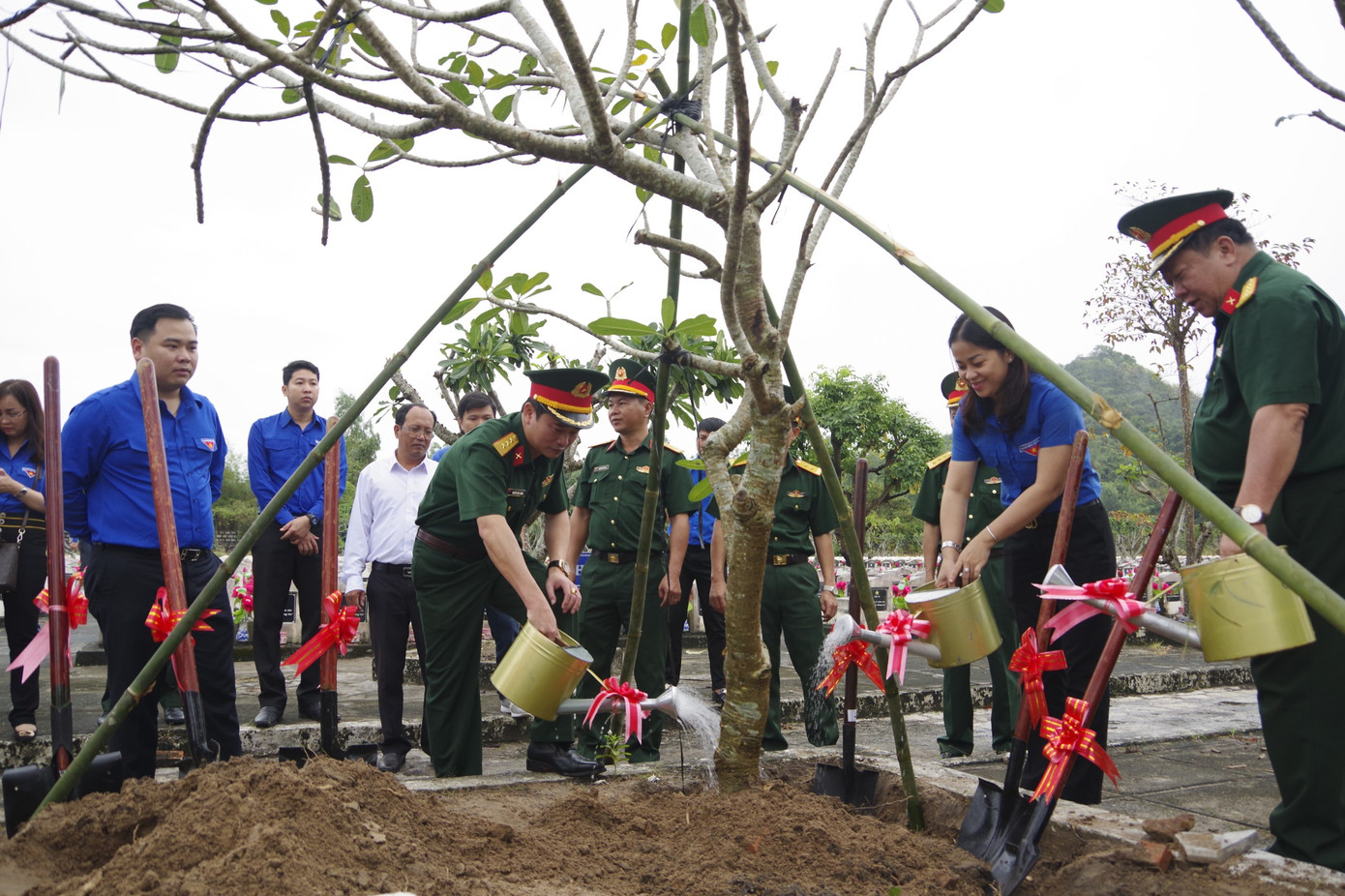 Đồng thời tu sửa, viếng các anh hùng liệt sỹ tại nghĩa trang Dốc Bà Đắc, xã Thới Sơn, huyện Tịnh Biên và phát động tết trồng cây “Đời đời nhớ ơn Bác Hồ”; tặng quà gia đình đoàn viên có hoàn cảnh khó khăn, gia đình chính sách, các cháu học sinh vượt khó tại xã An Phú, huyện Tịnh Biên, tỉnh An Giang.... với tổng giá trị quà tặng gần 300 triệu đồng