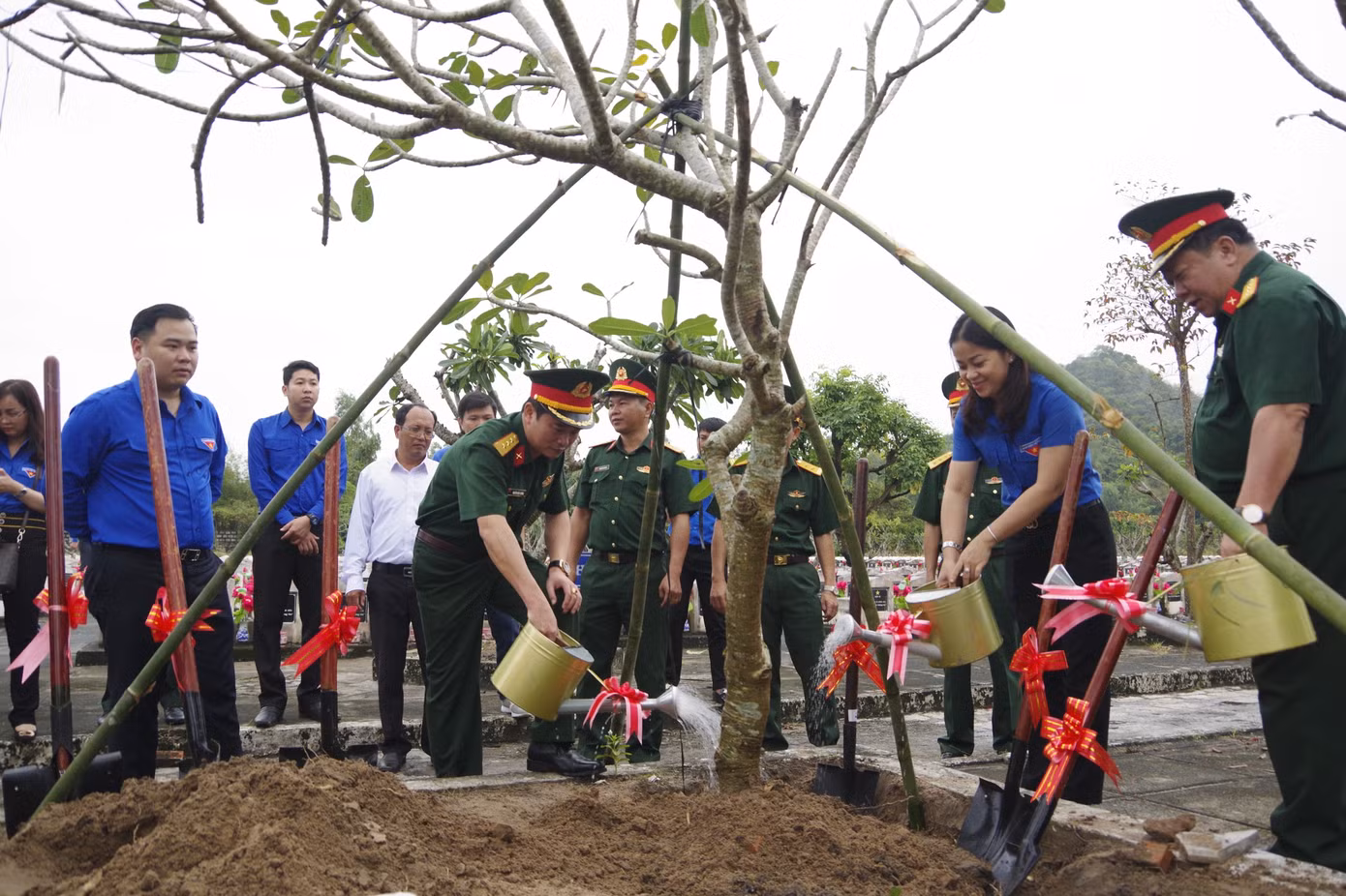 Đồng thời tu sửa, viếng các anh hùng liệt sỹ tại nghĩa trang Dốc Bà Đắc, xã Thới Sơn, huyện Tịnh Biên và phát động tết trồng cây “Đời đời nhớ ơn Bác Hồ”; tặng quà gia đình đoàn viên có hoàn cảnh khó khăn, gia đình chính sách, các cháu học sinh vượt khó tại xã An Phú, huyện Tịnh Biên, tỉnh An Giang.... với tổng giá trị quà tặng gần 300 triệu đồng