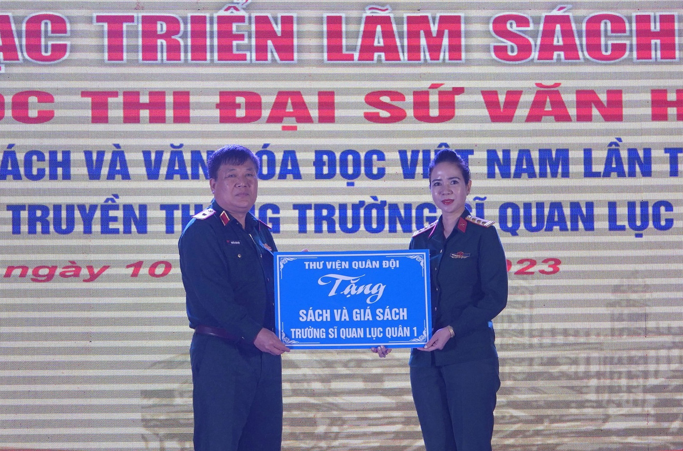 Lãnh đạo Thư viện Quân đội trao sách và giá sách tặng Trường SQLQ 1. Lãnh đạo Thư viện Quân đội trao sách và giá sách tặng Trường SQLQ 1.