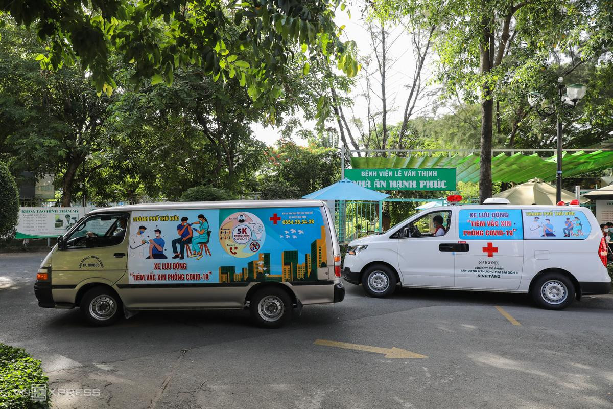 Hai xe đầu tiên chuyên tiêm vaccine lưu động được đặt tại Bệnh viện Lê Văn Thịnh (phường Bình Trưng Tây, TP Thủ Đức). Hiện có hai đội tiêm, mỗi đội có hai xe chở nhân viên y tế (bên trái) và trực cấp cứu, với 6 đến 8 thành viên gồm bác sĩ, điều dưỡng và tài xế. "Trước kia các nhân viên y tế sẽ đến điểm cố định và người dân tập trung ở đó chờ tiêm thì nay xe sẽ đi từng nơi như khu cách ly, phong tỏa, các khu phố... Trường hợp điểm tiêm có người không thể ra ngoài thì xe sẽ vào tận nhà", bác sĩ Trần Văn Khanh, Giám đốc Bệnh viện Lê Văn Thịnh, thành viên ban tổ chức chương trình tiêm lưu động cho biết.