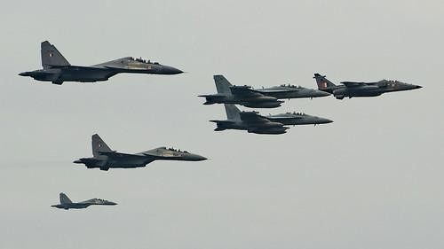 Hai chiếc EA-18G Growlers từ Phi đội Tấn công Điện tử (VAQ) 142 bay cùng đội hình với một chiếc Jaguar của Không quân Ấn Độ và hai chiếc Su-30MKI trên USS Theodore Roosevelt (CVN 71)