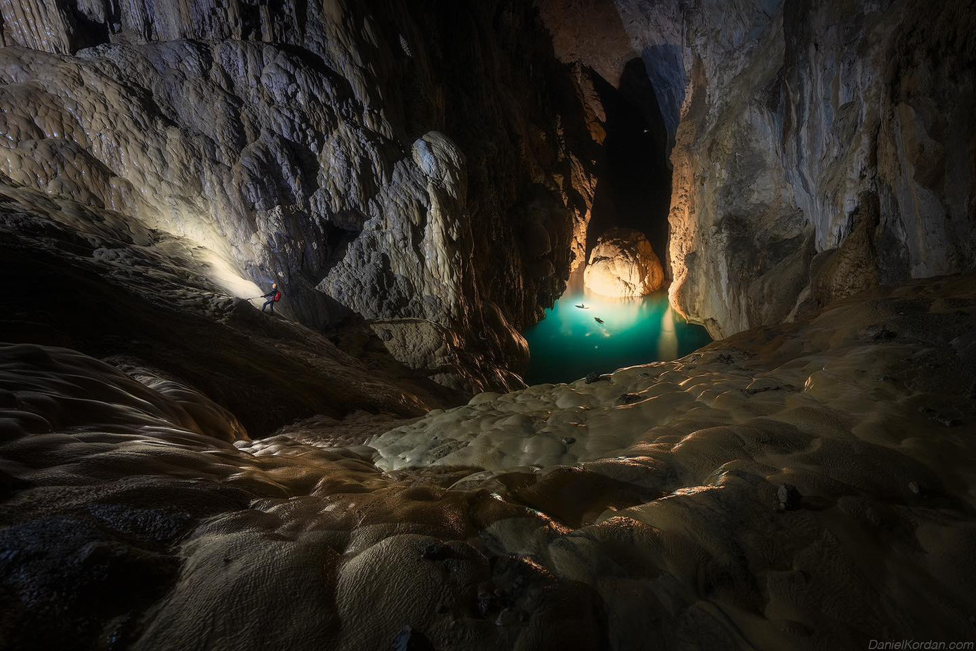 Không chỉ nổi tiếng với kích thước khổng lồ, quang cảnh bên trong hang Sơn Đoòng còn tạo ra một cảnh tượng vô cùng kỳ vĩ với núi, sông và cả một khu rừng với hệ sinh thái vô cùng độc đáo, đa dạng. Ảnh: Daniel Kordan. Không chỉ nổi tiếng với kích thước khổng lồ, quang cảnh bên trong hang Sơn Đoòng còn tạo ra một cảnh tượng vô cùng kỳ vĩ với núi, sông và cả một khu rừng với hệ sinh thái vô cùng độc đáo, đa dạng. Ảnh: Daniel Kordan.