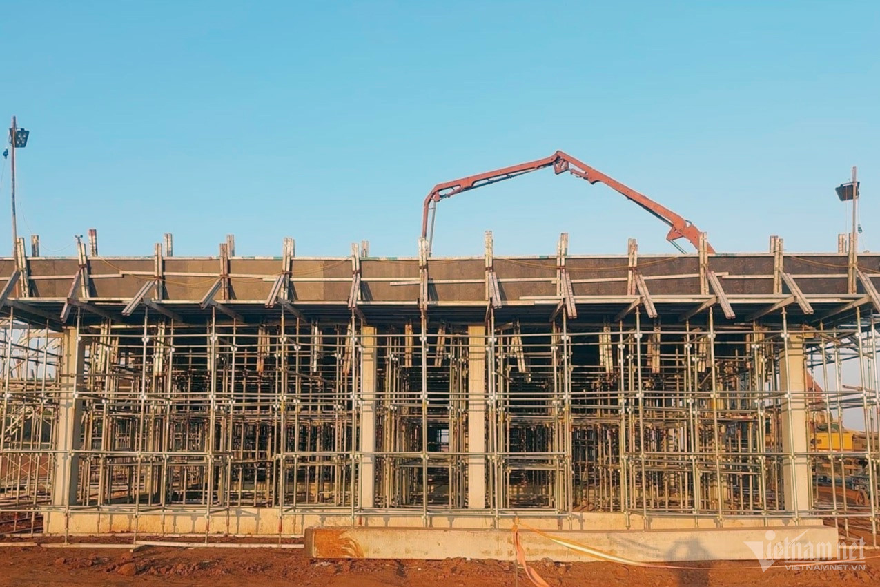 Mới đây, ông Lê Anh Tuấn, Thứ trưởng Bộ GTVT cùng đoàn công tác đã kiểm tra tiến độ nhiều hạng mục tại dự án sân bay Long Thành. Tại dự án thành phần 2, ông Tuấn cho rằng, việc sử dụng vật liệu xây dựng các công trình quản lý bay phải đảm bảo đúng tiêu chuẩn, đặc biệt đối với đài kiểm soát không lưu cần lưu ý yếu tố an toàn.