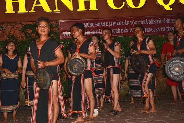 Các nghệ nhân dân tộc Sơđrá, Kon Rẫy, KonTum biểu diễn Chiêng. Ảnh: Đình Quang Các nghệ nhân dân tộc Sơđrá, Kon Rẫy, KonTum biểu diễn Chiêng. Ảnh: Đình Quang