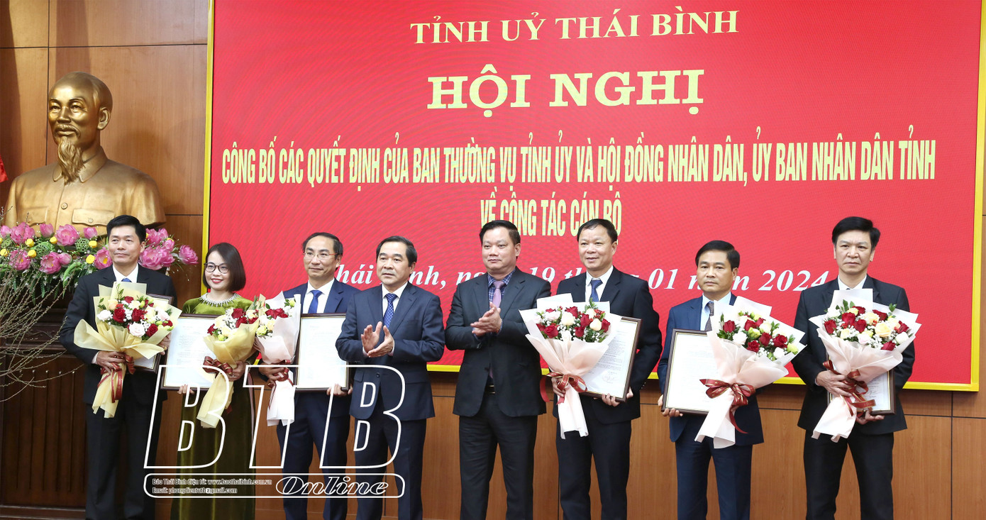Các đồng chí: Nguyễn Tiến Thành, Phó Bí thư thường trực Tỉnh ủy, Chủ tịch HĐND tỉnh; Nguyễn Khắc Thận, Phó Bí thư Tỉnh ủy, Chủ tịch UBND tỉnh trao quyết định và tặng hoa chúc mừng các đồng chí được điều động, bổ nhiệm. Ảnh: Trịnh Cường Các đồng chí: Nguyễn Tiến Thành, Phó Bí thư thường trực Tỉnh ủy, Chủ tịch HĐND tỉnh; Nguyễn Khắc Thận, Phó Bí thư Tỉnh ủy, Chủ tịch UBND tỉnh trao quyết định và tặng hoa chúc mừng các đồng chí được điều động, bổ nhiệm. Ảnh: Trịnh Cường