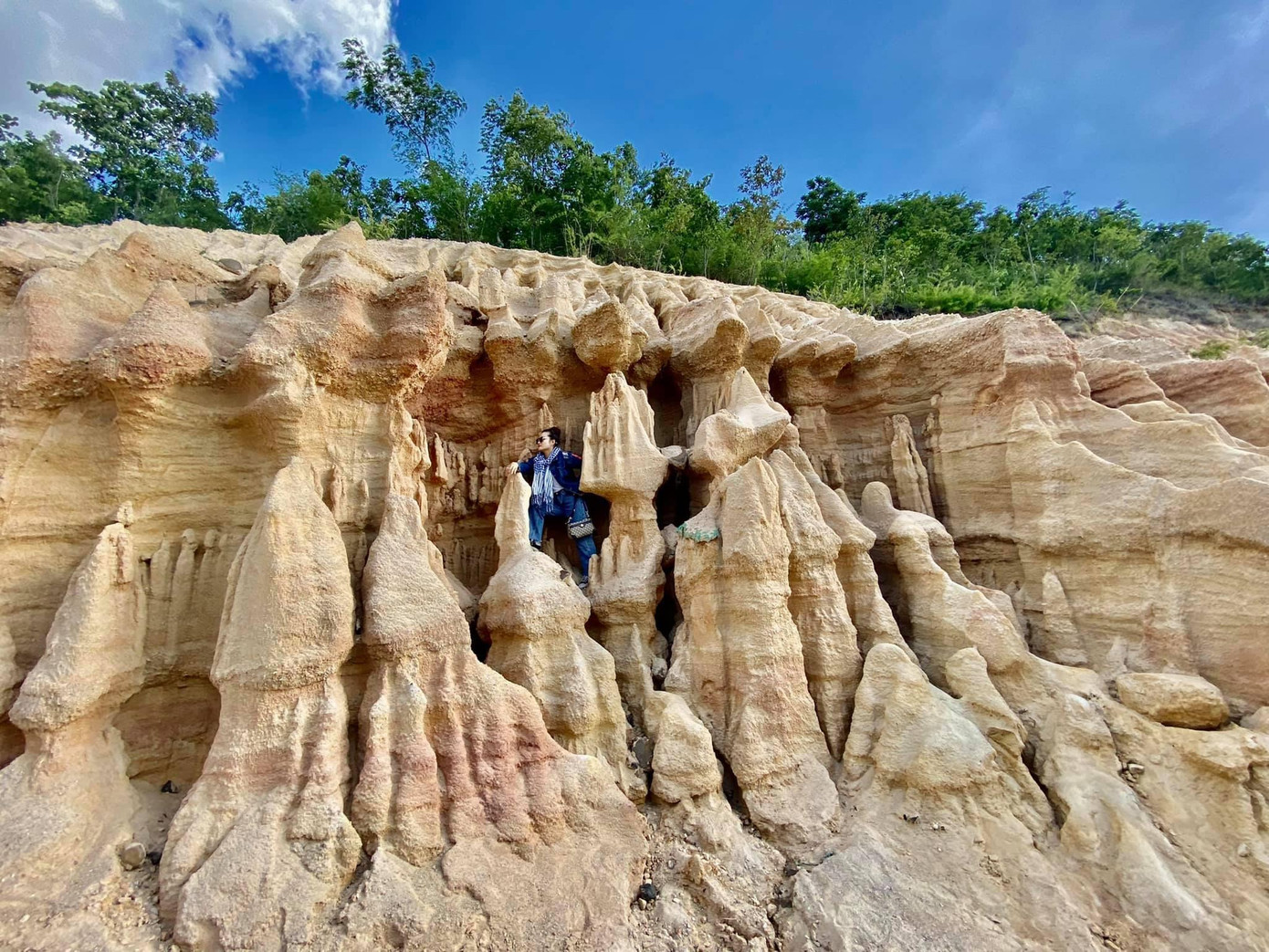 Đoạn dốc có địa hình chủ yếu là đất cát, do xói mòn tự nhiên qua nhiều năm mà thành (Ảnh: Huyền tỷ review). Đoạn dốc có địa hình chủ yếu là đất cát, do xói mòn tự nhiên qua nhiều năm mà thành (Ảnh: Huyền tỷ review).