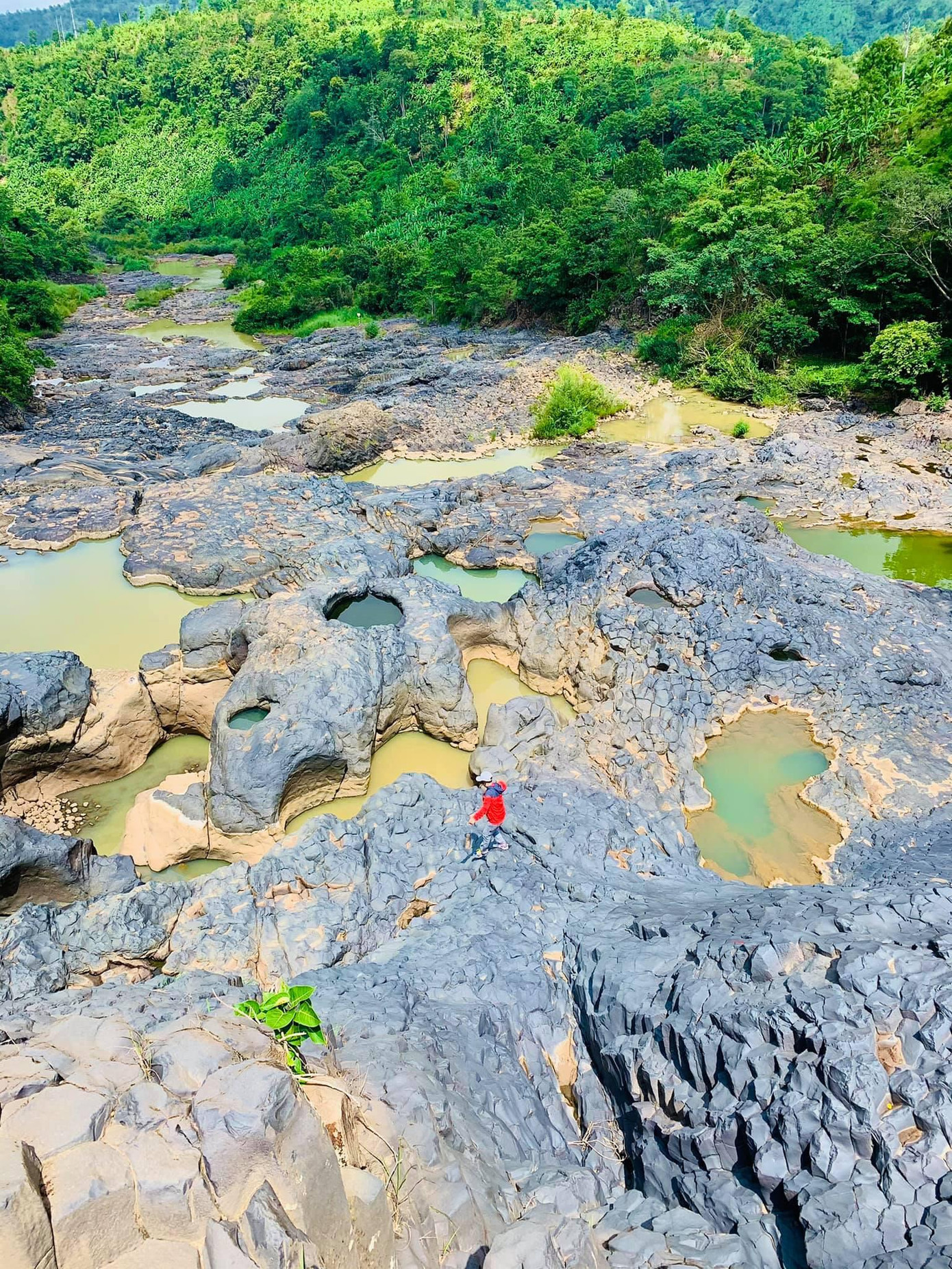 Bãi đá cổ mang vẻ đẹp địa chất độc lạ ở làng Đôn Hyang (Ảnh: Nguyễn Thị Bích Vân). Bãi đá cổ mang vẻ đẹp địa chất độc lạ ở làng Đôn Hyang (Ảnh: Nguyễn Thị Bích Vân).
