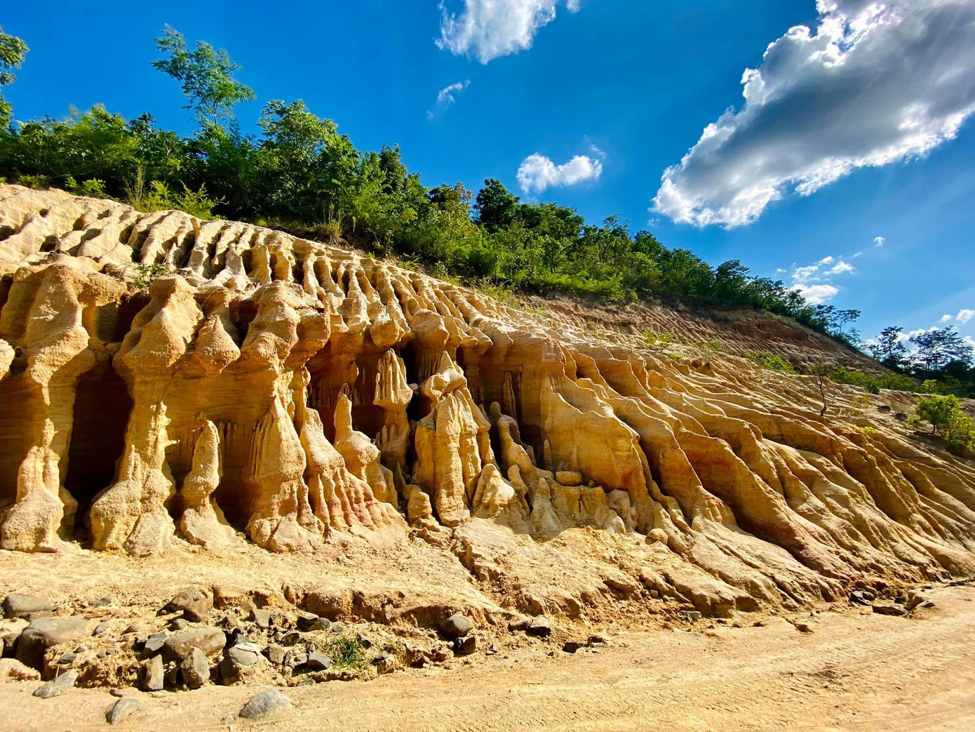 Dốc đá Vạn Long ở Gia Lai (Ảnh: Huyền tỷ review). Dốc đá Vạn Long ở Gia Lai (Ảnh: Huyền tỷ review).