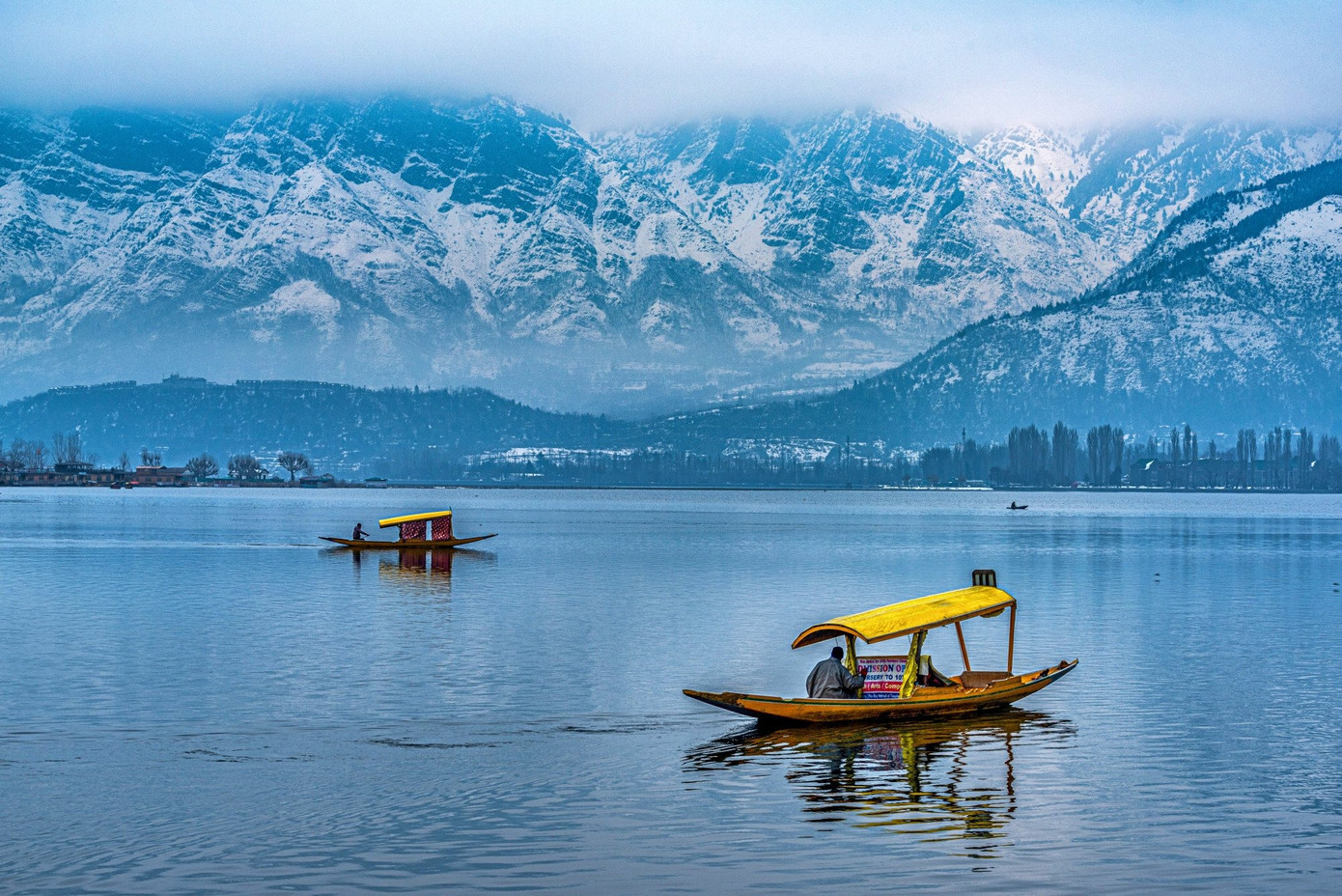 Hồ Dal, ở Srinagar, Kashmir, có tầm nhìn ra dãy Himalaya của Ấn Độ. Ảnh: Shutterstock.