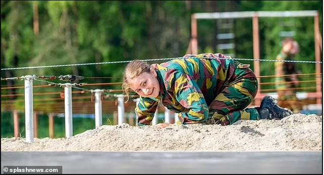 Hoàng gia Bỉ cũng chia sẻ một số hinh ảnh tập luyện của công chúa cho thấy cô học tập rất nghiêm túc và tích cực tham gia các bài tập luyện khắc nghiệt.