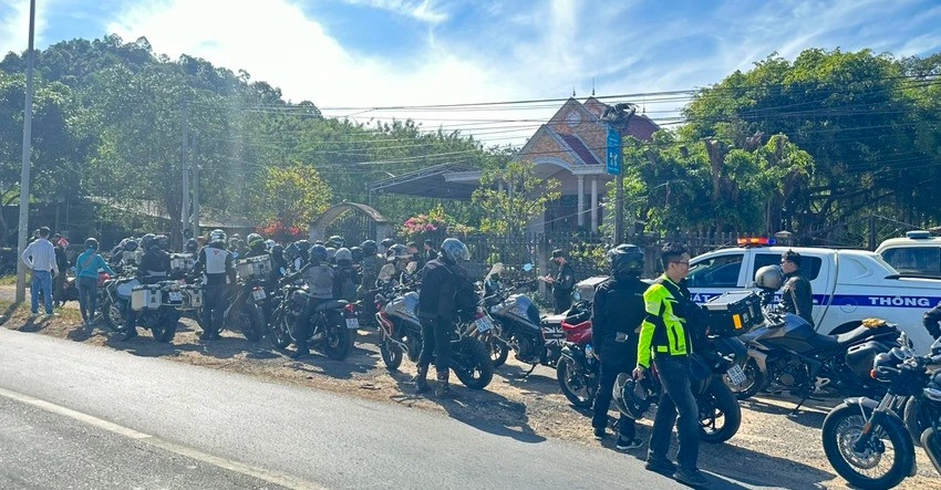 Nhiều trường hợp vi phạm đã bị CSGT lập biên bản. Nhiều trường hợp vi phạm đã bị CSGT lập biên bản.