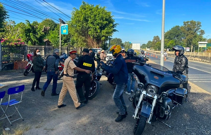 Có rất nhiều môtô trên 1.000 phân khối. Có rất nhiều môtô trên 1.000 phân khối.