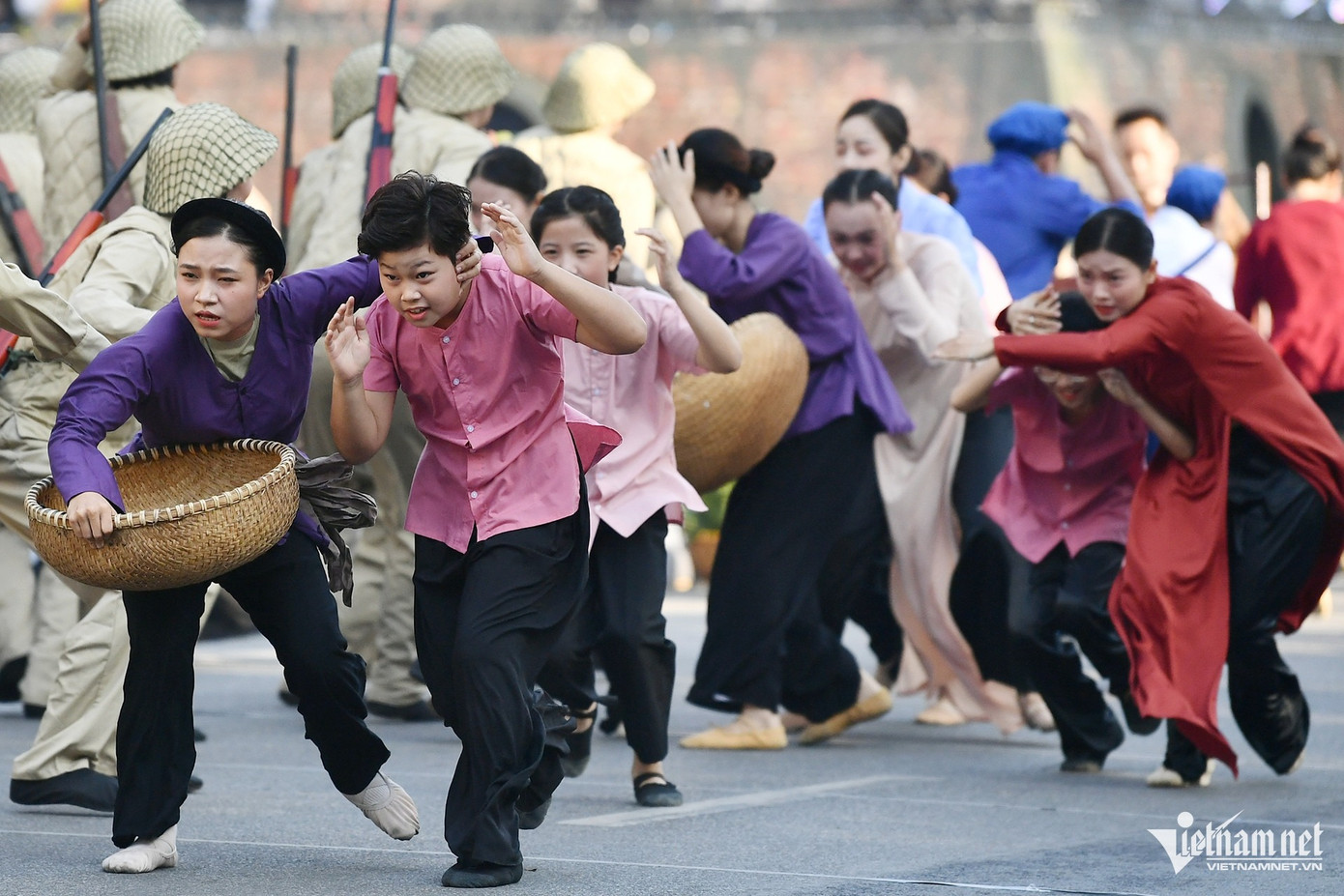 Lực lượng diễu hành và trình diễn là nghệ nhân và nhân dân của 30 quận, huyện, thị xã; các nghệ sĩ, diễn viên, nhạc công và các tầng lớp nhân dân Thủ đô, bạn bè quốc tế. Lực lượng diễu hành và trình diễn là nghệ nhân và nhân dân của 30 quận, huyện, thị xã; các nghệ sĩ, diễn viên, nhạc công và các tầng lớp nhân dân Thủ đô, bạn bè quốc tế.