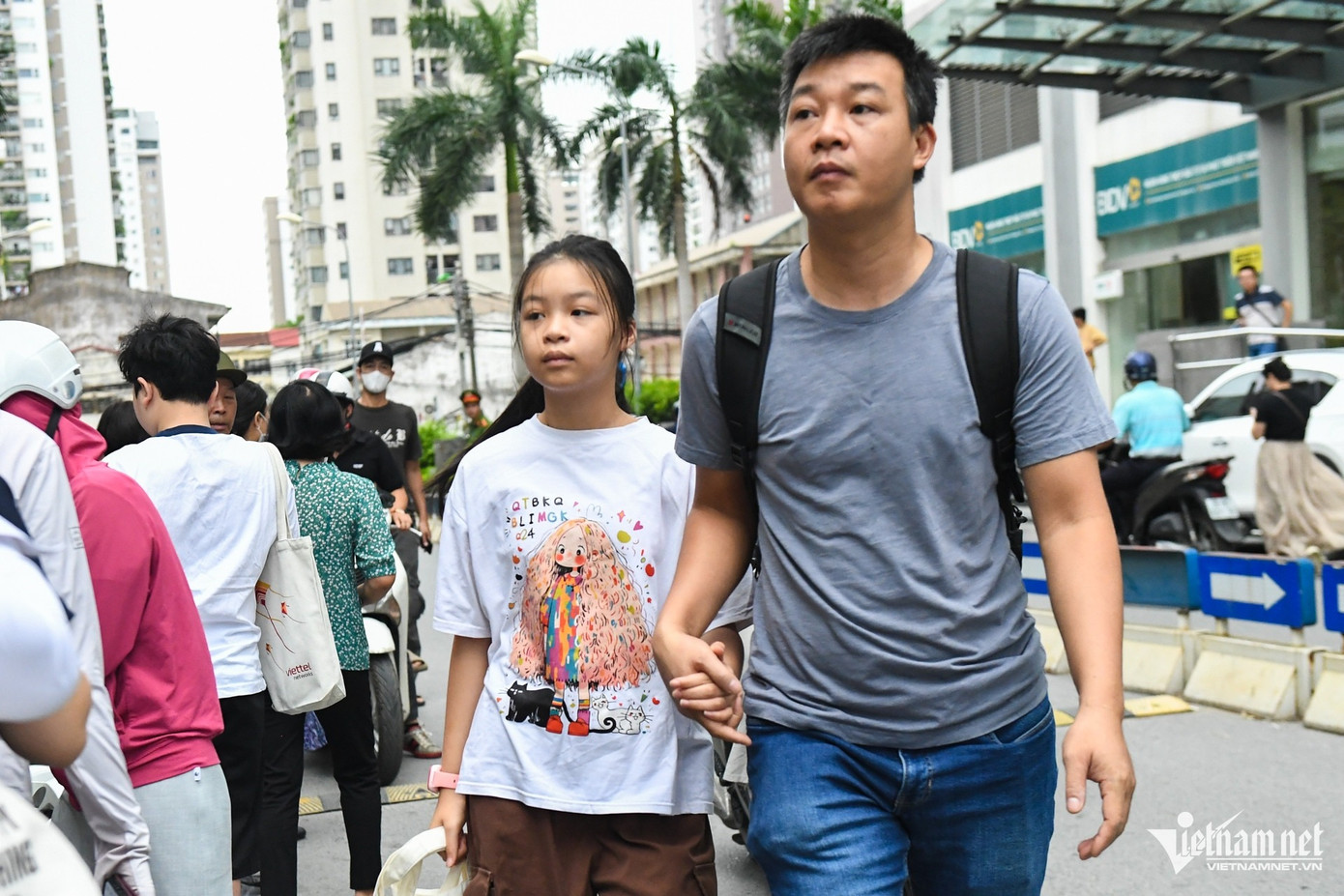 Ngay từ 7h, nhiều phụ huynh đã đưa các em thí sinh đến điểm thi, dẫn con vào tận sân trường.