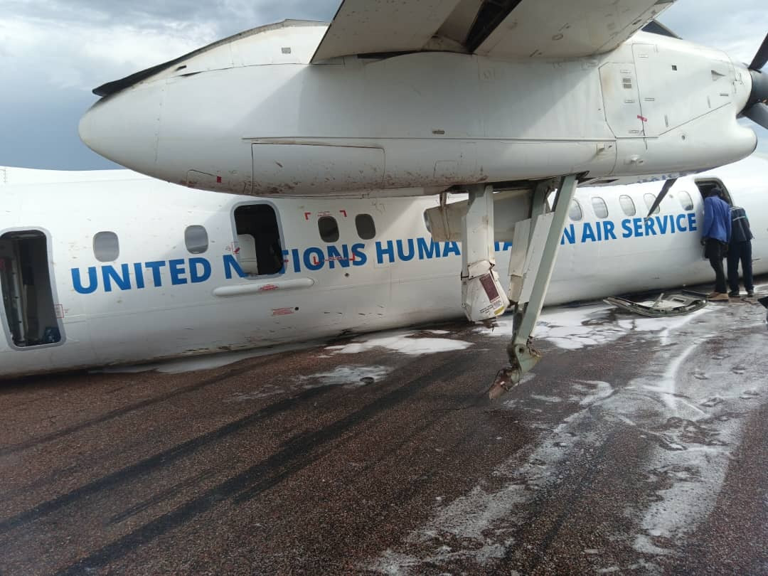 Chiếc máy bay đã phải đáp đất bằng bụng nhưng toàn bộ các thành viên phi hành đoàn đều an toàn. Ảnh: UN WFP.