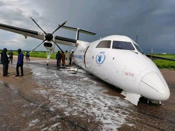 Chiếc máy bay đã phải đáp đất bằng bụng nhưng toàn bộ các thành viên phi hành đoàn đều an toàn. Ảnh: UN WFP.