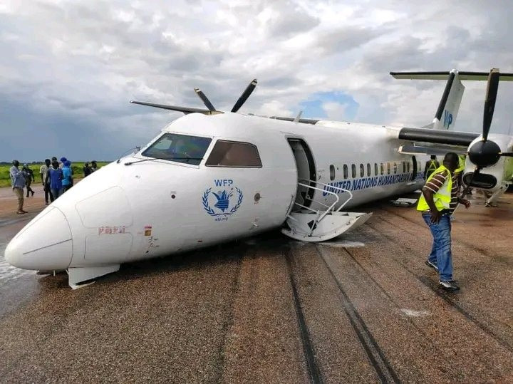 Chiếc máy bay đã phải đáp đất bằng bụng nhưng toàn bộ các thành viên phi hành đoàn đều an toàn. Ảnh: UN WFP.