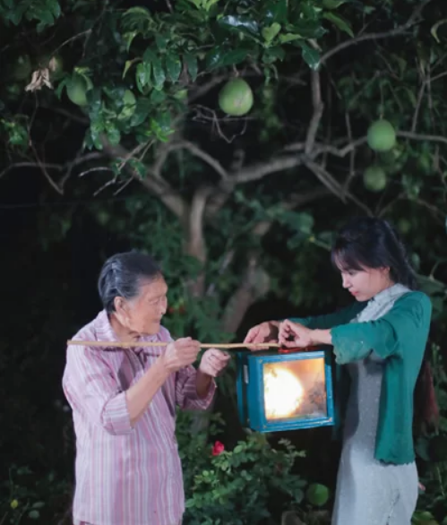 Dân mạng thích thú xem 'tiên nữ đồng quê' Lý Tử Thất cuốc đất trồng ngô ảnh 1