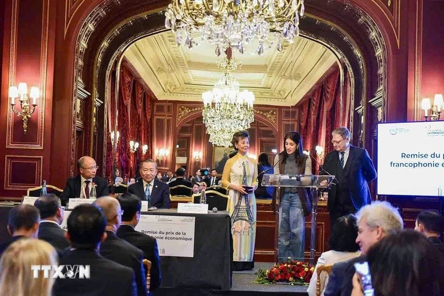 Tổng Bí thư, Chủ tịch nước Tô Lâm dự lễ trao giải thưởng Doanh nghiệp Pháp ngữ tiêu biểu cho Tập đoàn FPT và Công ty Made For A Woman, Madagasca. (Ảnh: Trí Dũng/TTXVN)