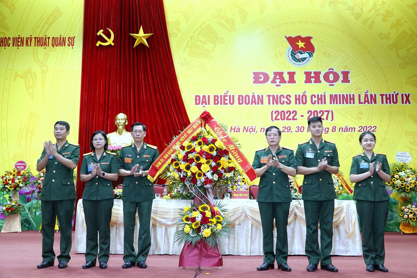 Đảng ủy, Ban Giám đốc Học viện KTQS tặng hoa chúc mừng ĐH. Ảnh: Nguyễn Minh