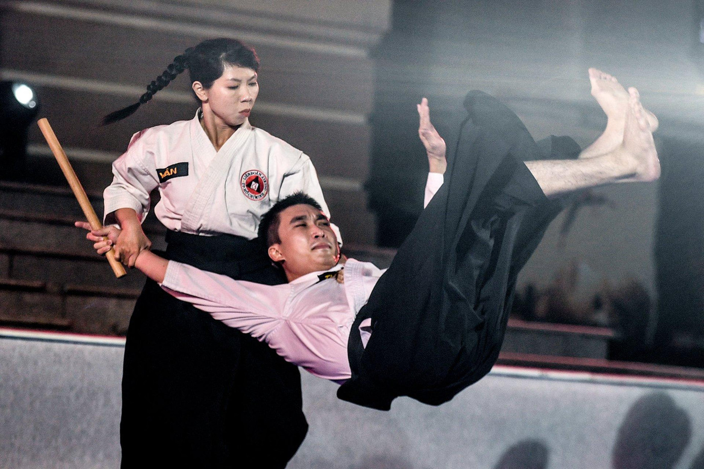 Động tác uyển chuyển của môn Aikido được đưa lên sân khấu. Động tác uyển chuyển của môn Aikido được đưa lên sân khấu.